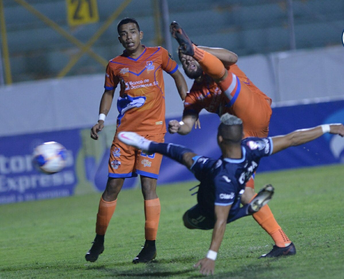 Las Aguilas Inician Con Pie Derecho